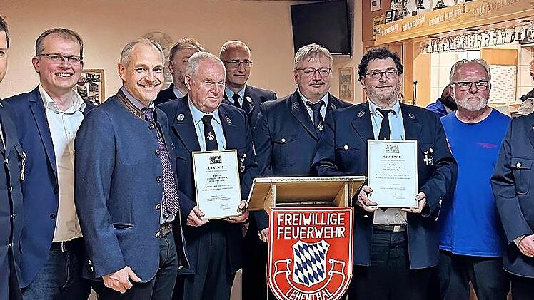 Kreisbrandinspektor Thomas Limmer, Dritter Bürgermeister Ralf Hartnack, stellvertretender Landrat Jörg Kunstmann, Zweiter Kommandant Wolfgang Braun, Hans-Karl Eichhorn (40 Jahre), Kreisbrandmeister Peter Hochgesang, Erster Vorsitzender Stefan Mert...