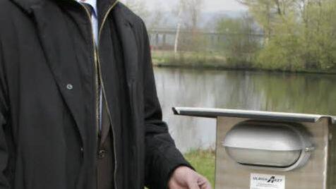 8000 Euro und allerhand Arbeitsstunden des Bauhofes investierte die Stadt Eltmann in den Wohnmobilstellplatz. B&uuml;rgermeister Michael Ziegler zeigt eine der neuen Ver- und Entsorgungss&auml;ulen. Foto: ab