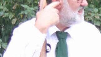 Johannes Kratz von den Böllerschützen bringt den Ohrenschutz an. Foto: Michael Schulbert