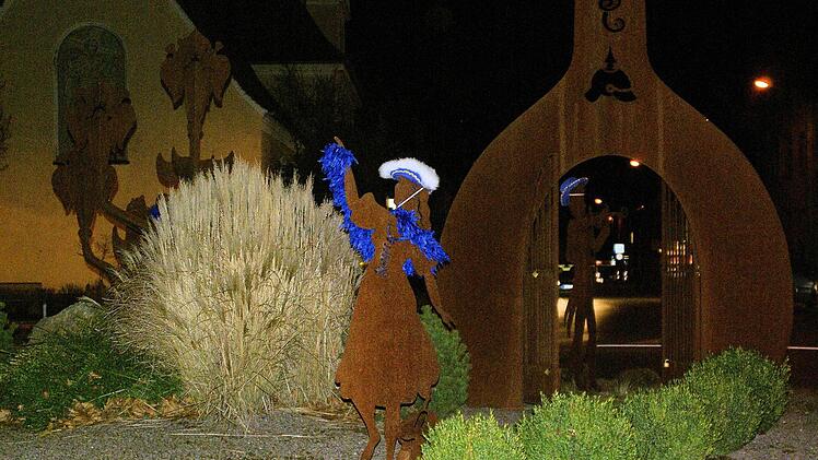 Närrischer Schmuck für die Figuren am Amtsgerichts-Kreisel.