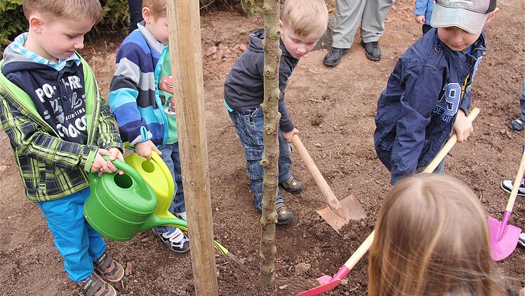 Die Kinder aus Wartmannsroth und den Gemeindeteilen, hier beim Baumpflanzen, werden auch weiter besonders gefördert. Foto: Gerd Schaar (Archiv)