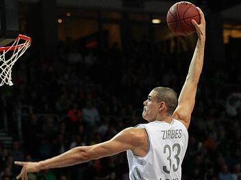 Maik Zirbes war gegen Phoenix Hagen zweitbester Scorer. Am Samstag will der Bamberger Center noch eine Schippe drauf packen. Foto: sportpress