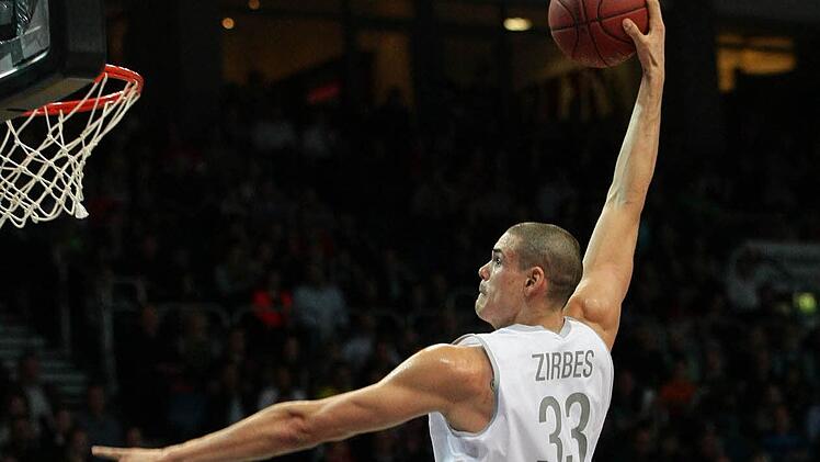 Maik Zirbes war gegen Phoenix Hagen zweitbester Scorer. Am Samstag will der Bamberger Center noch eine Schippe drauf packen. Foto: sportpress