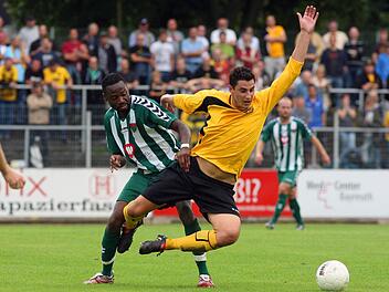 Zwei Mal lief Papi Henriques (links) für die angolanische Nationalmannschaft auf. Nun soll er den Bayernligisten TSV Neudrossenfeld verstärken. Hier eine Szene aus der Saison 2010, als er im Trikot des FC Scchweinfurt 05 gegen die SpVgg Bayreuth (rechts Alexander Koßmann) kickte. Foto: Archiv
