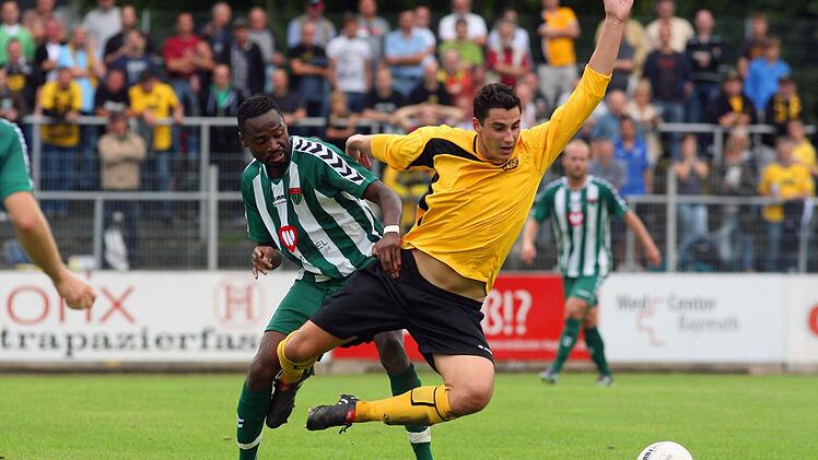 Zwei Mal lief Papi Henriques (links) für die angolanische Nationalmannschaft auf. Nun soll er den Bayernligisten TSV Neudrossenfeld verstärken. Hier eine Szene aus der Saison 2010, als er im Trikot des FC Scchweinfurt 05 gegen die SpVgg Bayreuth (rechts Alexander Koßmann) kickte. Foto: Archiv