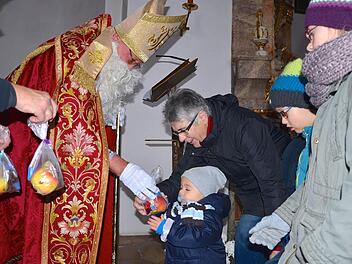 Nachdem die Kinder Weihnachtslieder gesungen hatten, belohnte sie der Nikolaus mit kleinen Geschenken.  Fotos: Roppelt