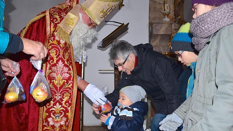 Nachdem die Kinder Weihnachtslieder gesungen hatten, belohnte sie der Nikolaus mit kleinen Geschenken.  Fotos: Roppelt