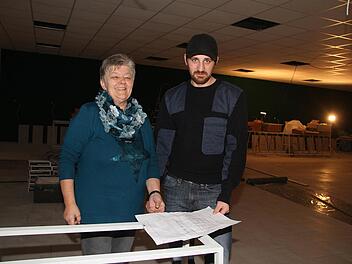Die Vorsitzende der Untersteinacher Schützen, Inge Winkler, und Schützenmeister Mark Trapper können wieder lachen. Mit dem Neubau des Schützenhauses ist der Verein auf der Zielgeraden, auch wenn 60 Prozent der Zuschüsse noch nicht geflossen sind. Fotos: Sonja Adam