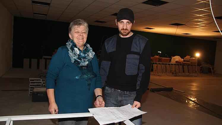 Die Vorsitzende der Untersteinacher Schützen, Inge Winkler, und Schützenmeister Mark Trapper können wieder lachen. Mit dem Neubau des Schützenhauses ist der Verein auf der Zielgeraden, auch wenn 60 Prozent der Zuschüsse noch nicht geflossen sind. Fotos: Sonja Adam