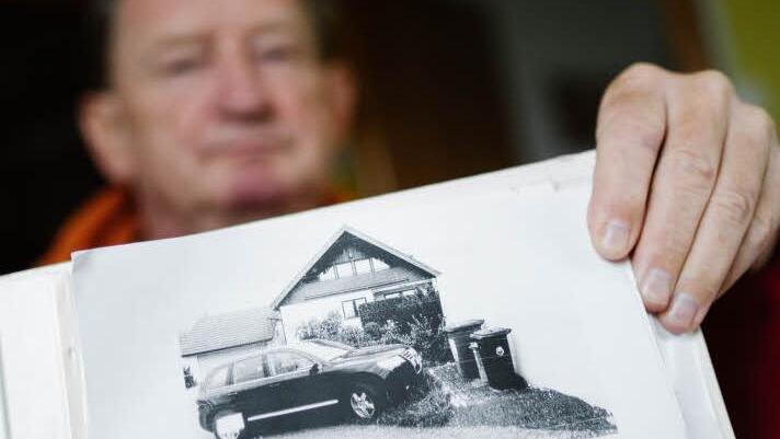 Mit dem Foto will Peter Hitti verdeutlichen, dass er von der Bürgermeister-Meißner-Straße aus nicht auf sein Grundstück fahren kann.  Foto: Steffens