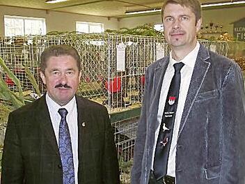Klaus Ruppert (rechts) gratulierte Fritz Bauer .  Foto: Dieter Wolf