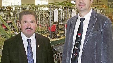 Klaus Ruppert (rechts) gratulierte Fritz Bauer .  Foto: Dieter Wolf