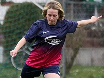 Im Sommer 2014 feierten Laura Vogel und die Fu&szlig;ballerinnen des TSV Frauenaurach als Meister den Aufstieg in die Bezirksoberliga. Nach zwei Spielzeiten geht es nun wohl wieder nach unten. Foto: Archiv