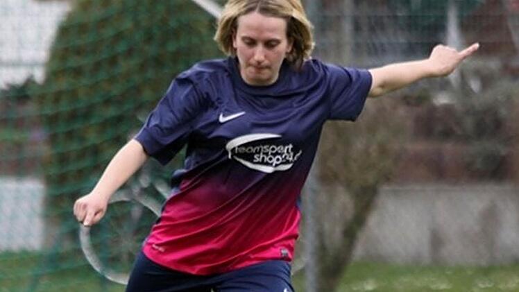 Im Sommer 2014 feierten Laura Vogel und die Fu&szlig;ballerinnen des TSV Frauenaurach als Meister den Aufstieg in die Bezirksoberliga. Nach zwei Spielzeiten geht es nun wohl wieder nach unten. Foto: Archiv