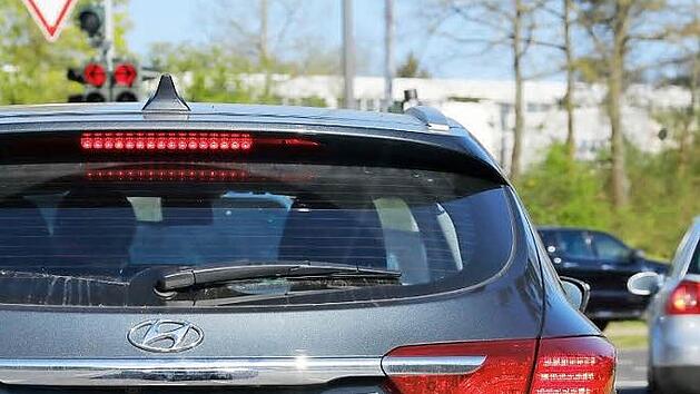 Die Ampel an der Forchheimer Stra&szlig;e stand am Donnerstag eine halbe Stunde lang auf Rot. Der Grund war eine St&ouml;rung im Verkehrsrechner.  Foto: Matthias Hoch