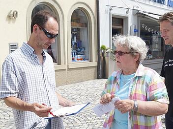Ein Passant unterschreibt: Um Bundeskanzlerin Angela Merkel auf den Handlungsbedarf aufmerksam zu machen, soll eine Liste mit Unterschriften nach Berlin geschickt werden. Die Unterschrift nehmen Ilse Scholz und Jens-Uwe Frosch (von links) entgegen.  Fotos: Peter Schmieder