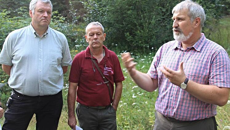 Bürgermeister Jürgen Hennemann (links), dankte den Forstbeamten Jürgen Hahn und Wolfgang Gnannt (von rechts) für ihre anschaulich dargestellten Erläuterungen und Informationen. Foto: Helmut Will