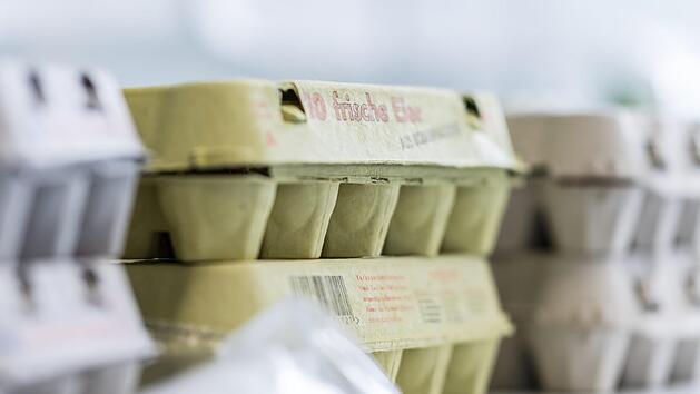 Eier aus den Niederlanden sind wegen des Insektizid-Skandals in einigen Supermarkt-Regalen derzeit nicht mehr zu finden. Daher greifen die Verbraucher nun verstärkt auf regionale Eier zurück. Foto: Guido Kirchner/dpa