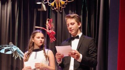 Eva M&uuml;ller und Nicholas Gentzsch f&uuml;hrten durch das Sommerkonzert. Foto: Heike Sch&uuml;lein