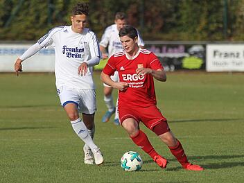 Johannes Schmidt vom FC Mitwitz II (weißes Trikot) ist am Wochenende beim FC Stockheim gefordert. Max Mayer, der Konkurrent im Abstiegskampf vom VfR Johannisthal, braucht gegen den SCW Obermain dringend Punkte.  Foto: Lisa Hümmer