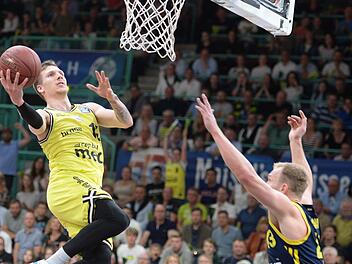 Da kommt ein Slowene geflogen: Der Bayreuther Gregor Hrovat zieht im Spiel gegen Alba Berlin unwiderstehlich zum Korb. Der 24-Jährige steuerte sieben Punkte zum Sieg bei. Foto: Peter Mularczyk