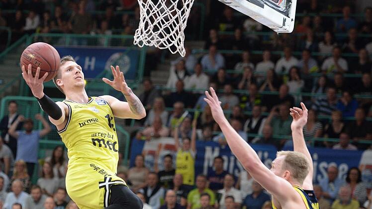 Da kommt ein Slowene geflogen: Der Bayreuther Gregor Hrovat zieht im Spiel gegen Alba Berlin unwiderstehlich zum Korb. Der 24-Jährige steuerte sieben Punkte zum Sieg bei. Foto: Peter Mularczyk