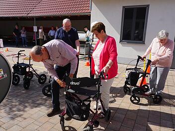 Die richtige Einstellung des Rollators und die Funktionsfähigkeit der  Bremsen konnte beim Aktionstag in Sandberg überprüft werden.  Marion Eckert