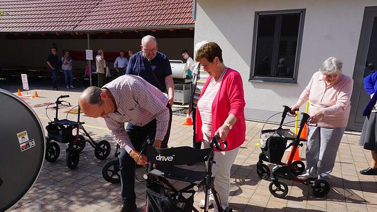 Die richtige Einstellung des Rollators und die Funktionsfähigkeit der  Bremsen konnte beim Aktionstag in Sandberg überprüft werden.  Marion Eckert