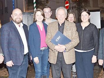Herbert Kaiser (vorne in der Mitte) im Kreise der Gratulanten (von links): Robert Wachter (stellvertretender OV-Vorsitzender), Jonas Geissler (stellvertretender OV-Vorsitzender), Daniela Thüroff (stellvertretende OV-Vorsitzende), Markus Oesterlein (Vorstandmitglied und JU- Kreisvorsitzender), Carin Bülling (Stadträtin), Angela Hofmann (Ortsverbandsvorsitzende) und Heinz Hausmann (Ehrenvorsitzender).  Foto: K.- H. Hofmann