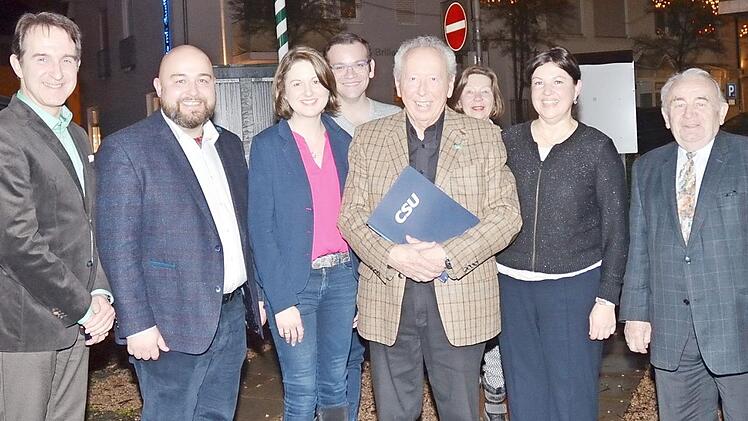 Herbert Kaiser (vorne in der Mitte) im Kreise der Gratulanten (von links): Robert Wachter (stellvertretender OV-Vorsitzender), Jonas Geissler (stellvertretender OV-Vorsitzender), Daniela Thüroff (stellvertretende OV-Vorsitzende), Markus Oesterlein (Vorstandmitglied und JU- Kreisvorsitzender), Carin Bülling (Stadträtin), Angela Hofmann (Ortsverbandsvorsitzende) und Heinz Hausmann (Ehrenvorsitzender).  Foto: K.- H. Hofmann