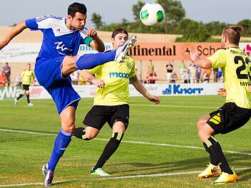 Marcel Burkard klärt kompromisslos und schlägt das Streitobjekt aus der Gefahrenzone. Ab sofort wird er wieder die Defensive des abstiegsgefährdeten Landesligisten VfL Frohnlach verstärken, bevor er ab der neuen Saison als Spielertrainer das Zepter bei den "Blau-Weißen" schwingen wird. Foto: Archiv/Albert Höchstädter