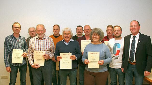 F&uuml;r langj&auml;hrige Treue ehrte der TSV Euerdorf (von links) Uwe Heinkel, Rudi Viering, Robert Fell, Stefan Brand, Peter Moritz, Joachim Kaiser, Ralf Schmitt, Brigitte Kaiser und Reiner R&ouml;thlein. Mit im Bild (von rechts): Vorsitzender Thomas Heilmann und stellvertretender Vorsitzender Bj&ouml;rn Ortmann.