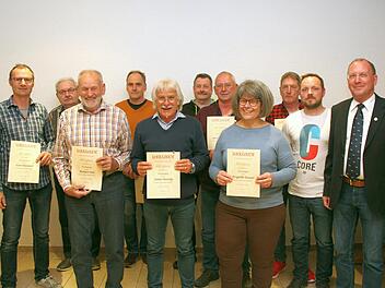 Für langjährige Treue ehrte der TSV Euerdorf (von links) Uwe Heinkel, Rudi Viering, Robert Fell, Stefan Brand, Peter Moritz, Joachim Kaiser, Ralf Schmitt, Brigitte Kaiser und Reiner Röthlein. Mit im Bild (von rechts): Vorsitzender Thomas Heilmann und stellvertretender Vorsitzender Björn Ortmann.