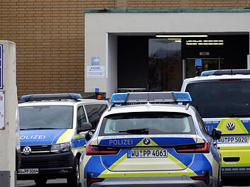 Gefährlicher Einsatz in JVA Aschaffenburg: Häftling bedroht Beamte - SEK per Hubschrauber eingeflogen