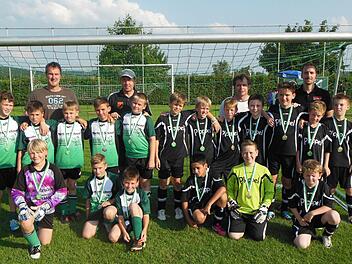 Das E-Schülerturnier entschied der FC 08 Zeil (in Schwarz, links) gegen den FC Neubrunn (rechts) mit 2:0 für sich.