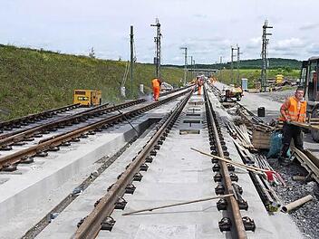 Gleisbauarbeiten an der ICE-Trasse bei Oberwohlsbach. Dass der Lückenschluss Coburg-Südthüringen nicht Bestandteil des ICE-Neubaustreckenprojekts wurde, ist für Gerd Weibelzahl vom VCD und Burkard Eßig von Pro Bahn nur eine von vielen verpassten Chancen, die Schienenverbindung wiederherzustellen. Foto: Berthold Köhler /CT-Archiv