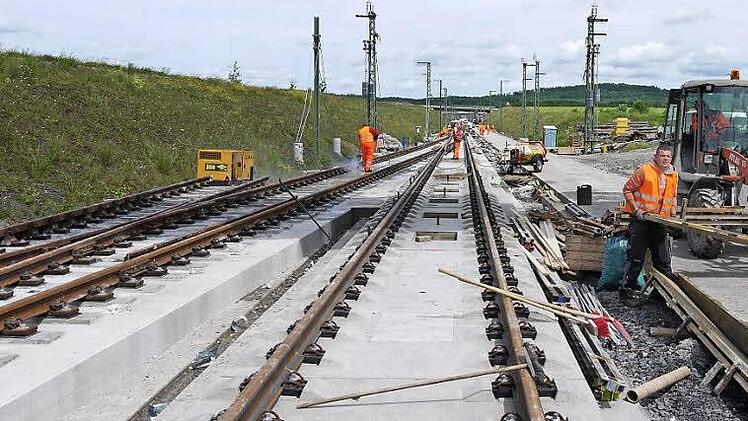 Gleisbauarbeiten an der ICE-Trasse bei Oberwohlsbach. Dass der Lückenschluss Coburg-Südthüringen nicht Bestandteil des ICE-Neubaustreckenprojekts wurde, ist für Gerd Weibelzahl vom VCD und Burkard Eßig von Pro Bahn nur eine von vielen verpassten Chancen, die Schienenverbindung wiederherzustellen. Foto: Berthold Köhler /CT-Archiv