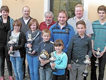 Der im Amt bestätigte Vorsitzende Jörg Faber (links hinten) mit Pokalgewinnern und Vereinsmeistern des Kleintierzuchtverein Sonnefeld (von links): Marie Faber, Lea Thomaka, Nina Faber, Klaus Vohburger, Tim Kuse, Matthias Vohburger, Sara Spindler, Matthias Faber, Hannes Karel, Dominik Schneider  Foto: Klaus Oelzner