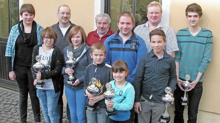 Der im Amt bestätigte Vorsitzende Jörg Faber (links hinten) mit Pokalgewinnern und Vereinsmeistern des Kleintierzuchtverein Sonnefeld (von links): Marie Faber, Lea Thomaka, Nina Faber, Klaus Vohburger, Tim Kuse, Matthias Vohburger, Sara Spindler, Matthias Faber, Hannes Karel, Dominik Schneider  Foto: Klaus Oelzner