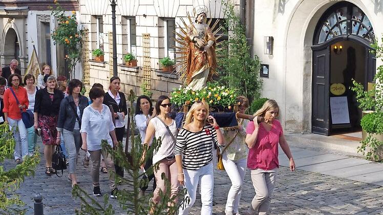 Sie trugen die Statue der Heiligen Anna durch die Stadt zu den Altären.  Foto: Heike Schülein