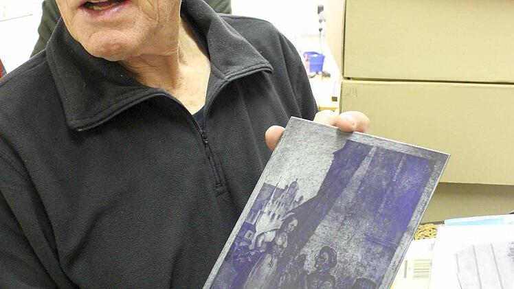 Gerhard Eckerlein mit einer alten Druckplatte. Foto: Ulrike Nauer