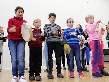 Trommel, Triangel und Persucssion - bei der Aufführung waren die Kinder konzentriert bei der Sache. Foto: Matthias Hoch