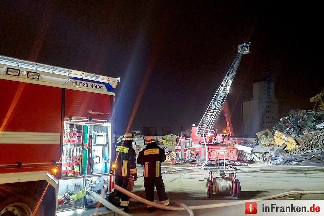 Großbrand im Hafen - Anwohner sollen Fenster und Türen geschlossen halten