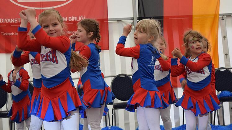 Die Cheerleader des FC Haarbrücken performen zu "Cotton Eye Joe". Foto: Daniela Pondelicek
