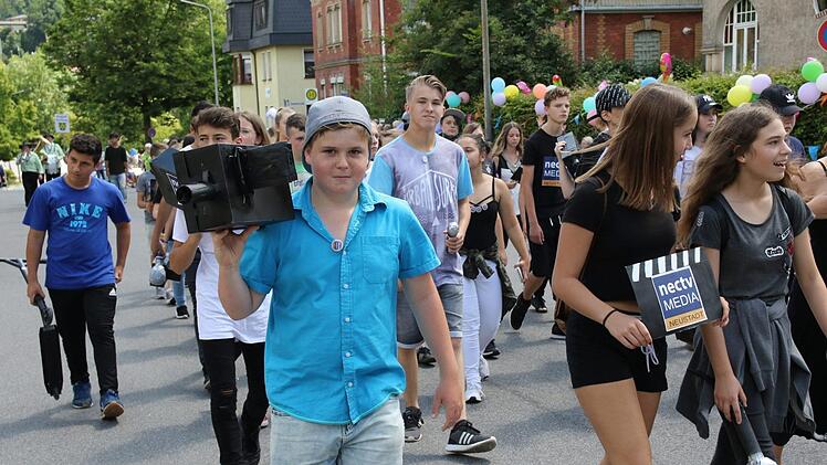Die Neustadter sind stolz auf ir Nec-TV, auch die Klassen 7b und 7m der Mittelschule Neustadt. Foto: Michael Stelzner