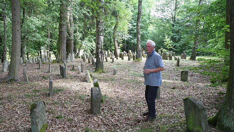 Der älteste Teil des Jüdischen Friedhofs in Willmars wurde vor etwa 300 Jahren in einer aufgelassenen Lehmgrube errichtet, wie Gerhard Schätzlein erklärt. Foto: Ronald Rinklef