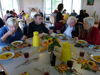 Überwiegend Alleinstehende nutzen den Mittagstisch auch als Ort des Austausches und der Begegnung.Marion Krüger-Hundrup