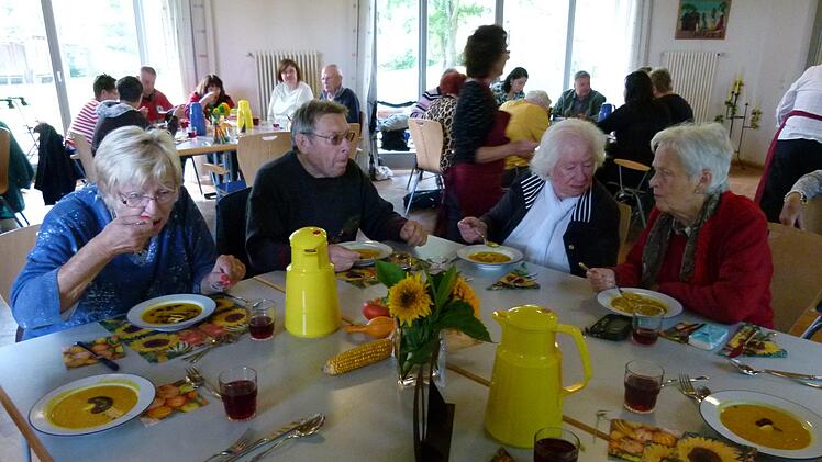 Überwiegend Alleinstehende nutzen den Mittagstisch auch als Ort des Austausches und der Begegnung.Marion Krüger-Hundrup