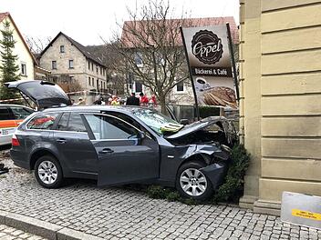 Ein 68-Jähriger war am Sonntagnachmittag  mit seinem BMW in Ebrach (Kreis Bamberg)  von der Fahrbahn abgekommen  News5/Merzbach