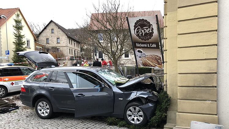 Ein 68-Jähriger war am Sonntagnachmittag  mit seinem BMW in Ebrach (Kreis Bamberg)  von der Fahrbahn abgekommen  News5/Merzbach